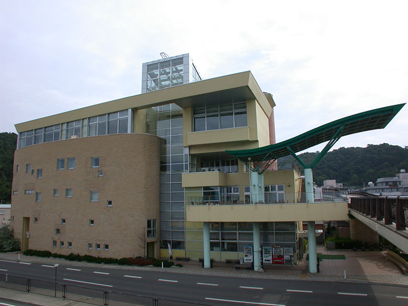 道の駅浅虫温泉ゆ〜さ浅虫の建物外観