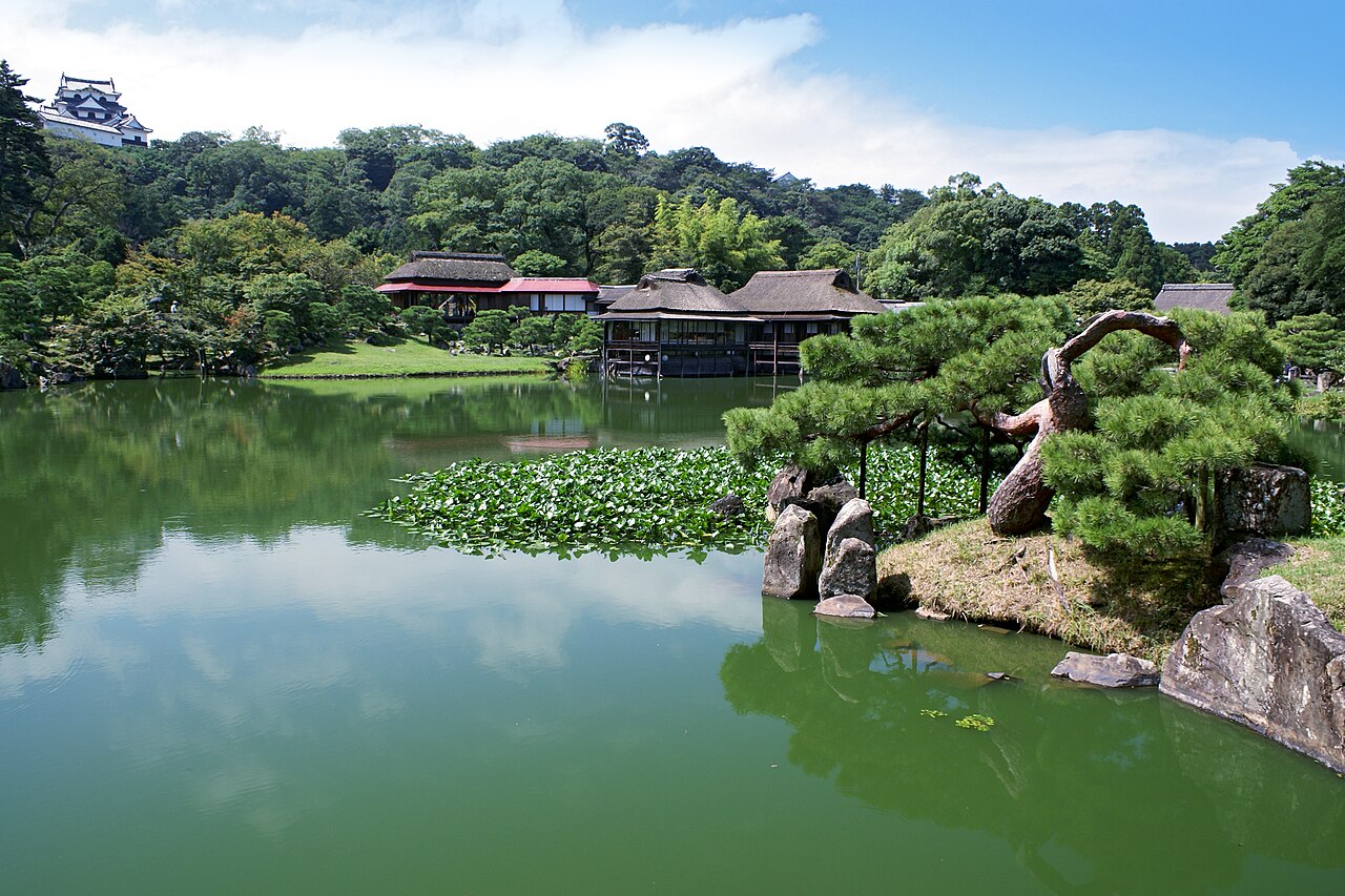 玄宮園の池と緑の庭園、その奥に見える彦根城天守。2006年9月9日撮影。