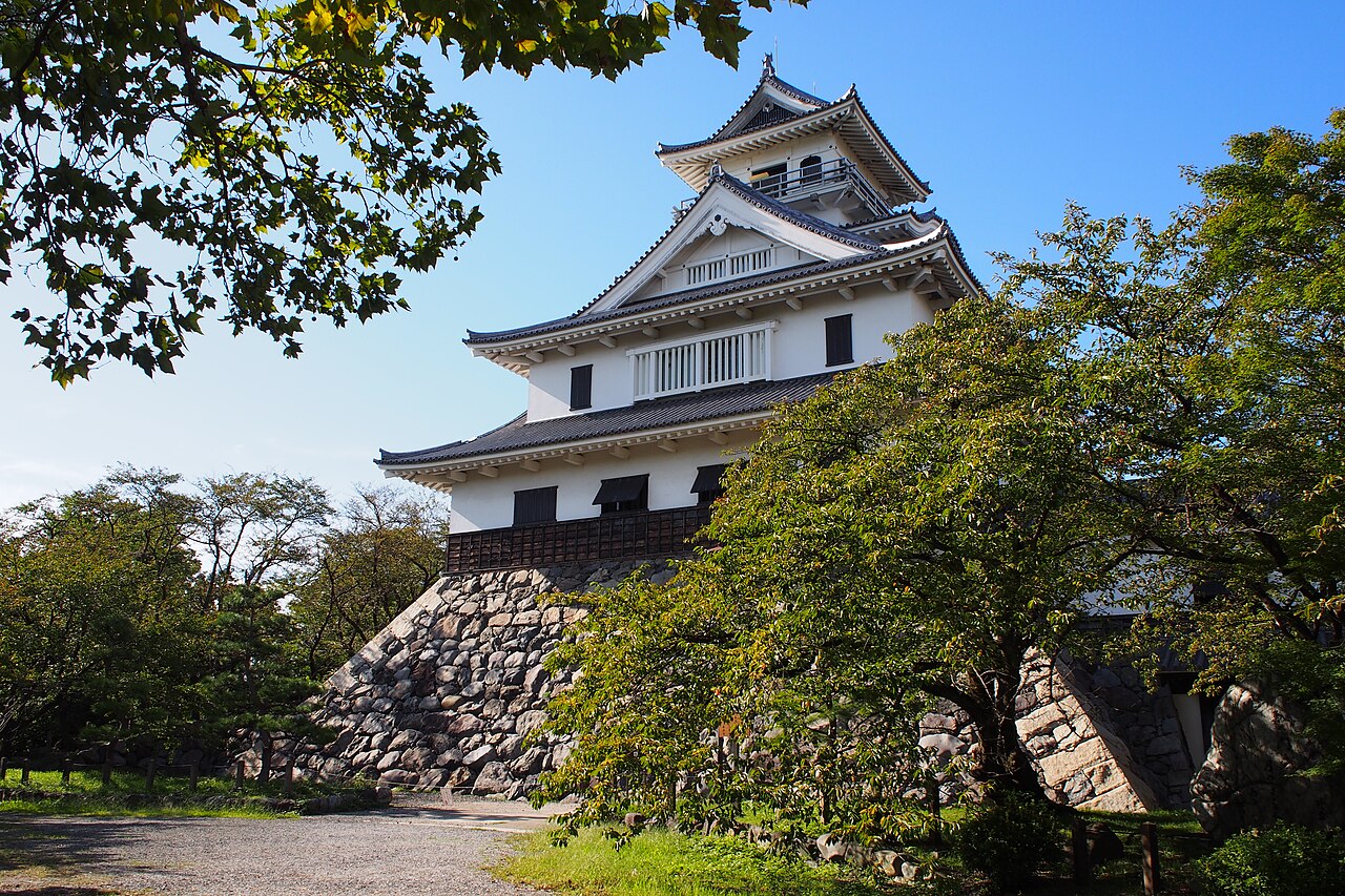 豊公園の木々越しに見える長浜城歴史博物館の外観。2018年9月22日撮影。