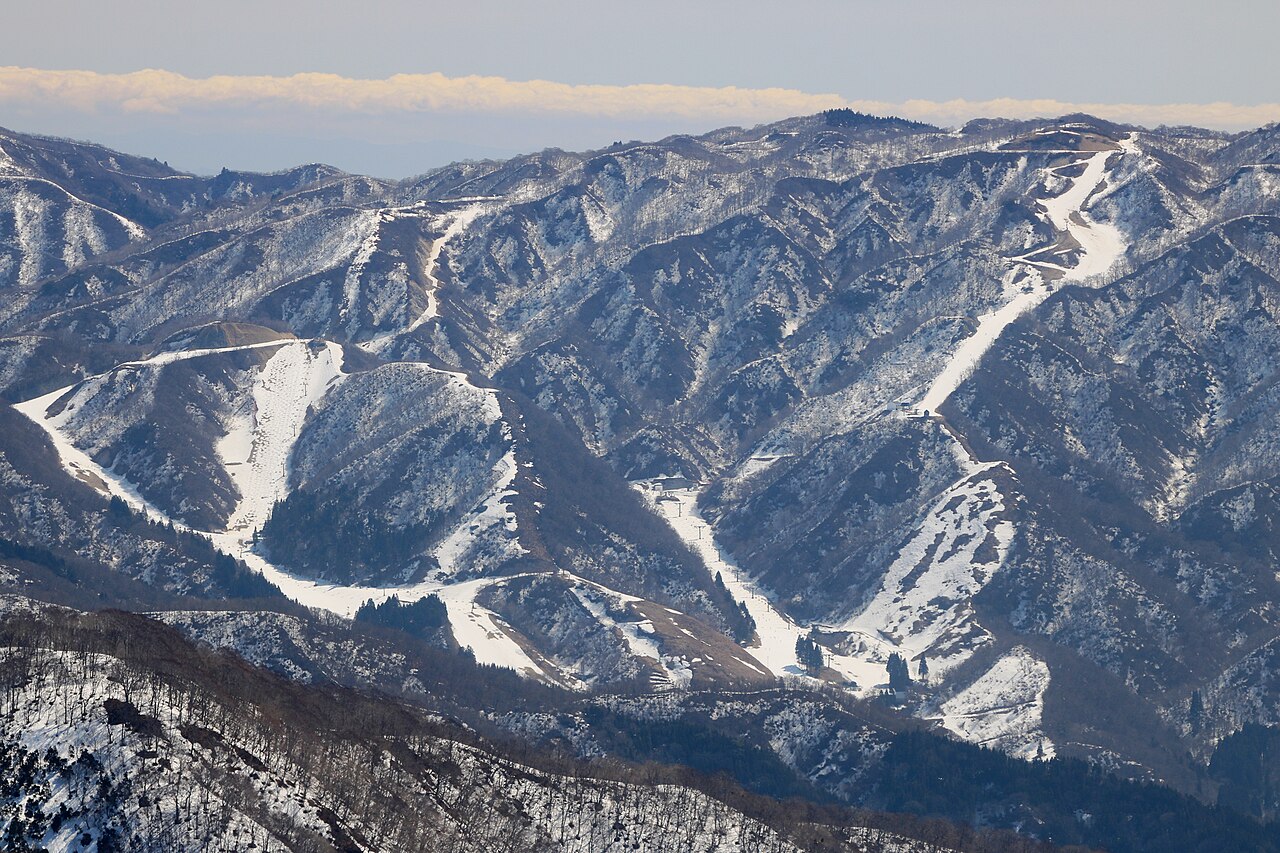別の山から望む奥伊吹のゲレンデ。2018年3月17日撮影。現在の積雪やキッズパークの状態を示す写真ではありません。