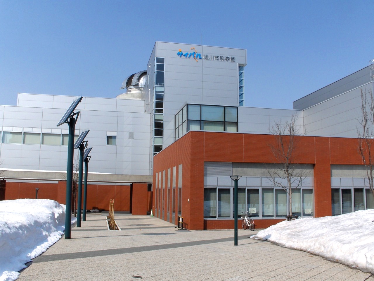 2007年の旭川市科学館サイパルの建物と前庭