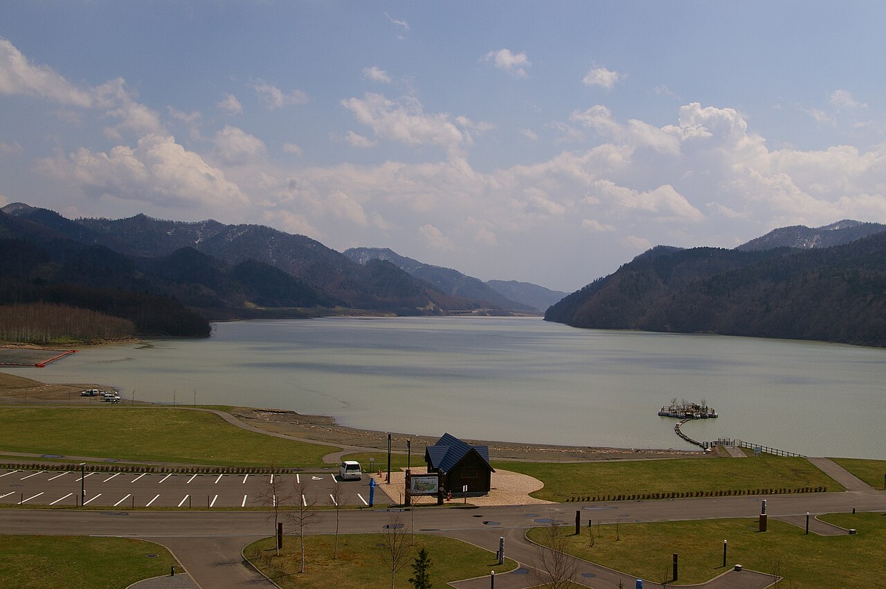 芦別市の滝里湖。2007年5月3日の記録写真。