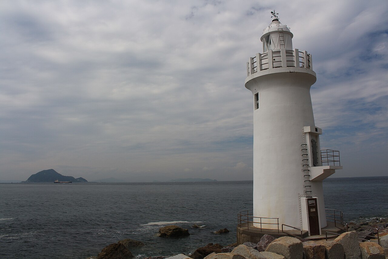 伊良湖岬灯台と沖の神島。2014年8月撮影。