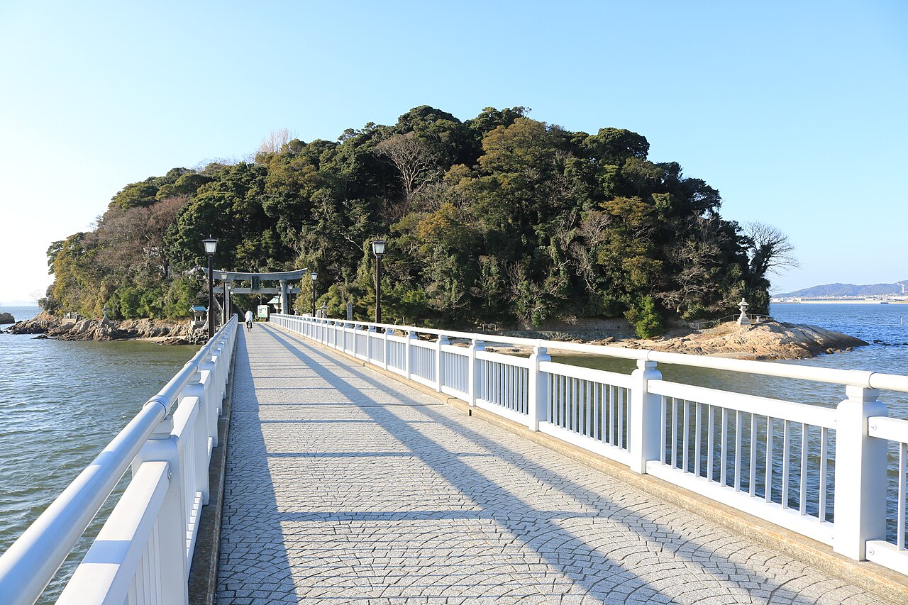 蒲郡の岸から竹島へ延びる橋。2017年1月撮影。