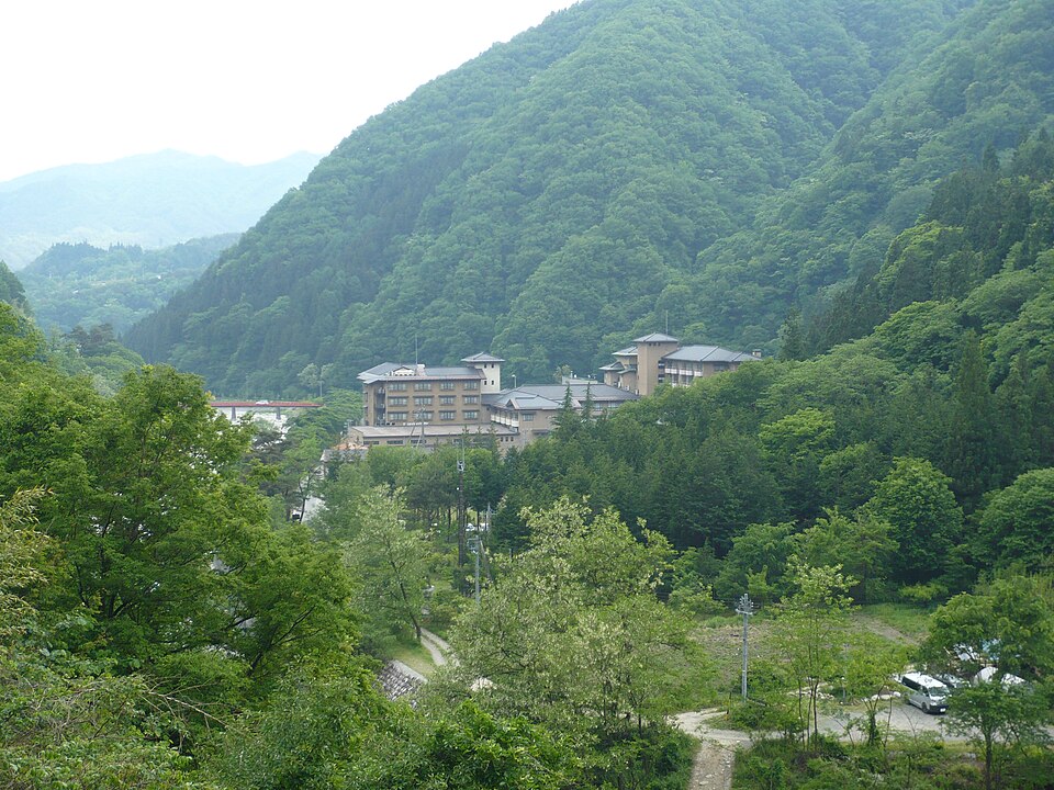 山あいに旅館が並ぶ昼神温泉郷の遠景。2013年5月撮影。