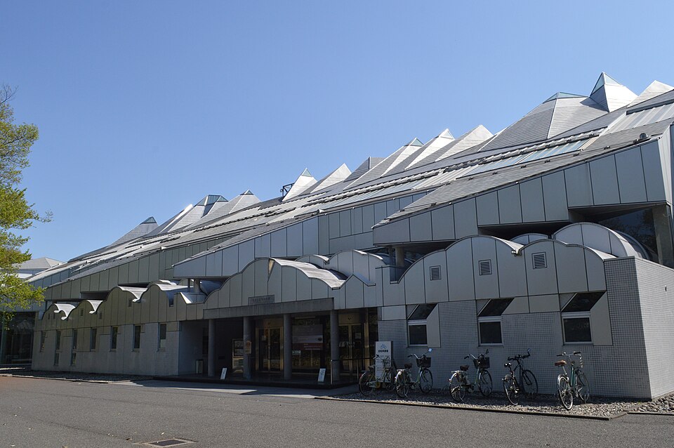 飯田市美術博物館の正面外観。2018年4月撮影。