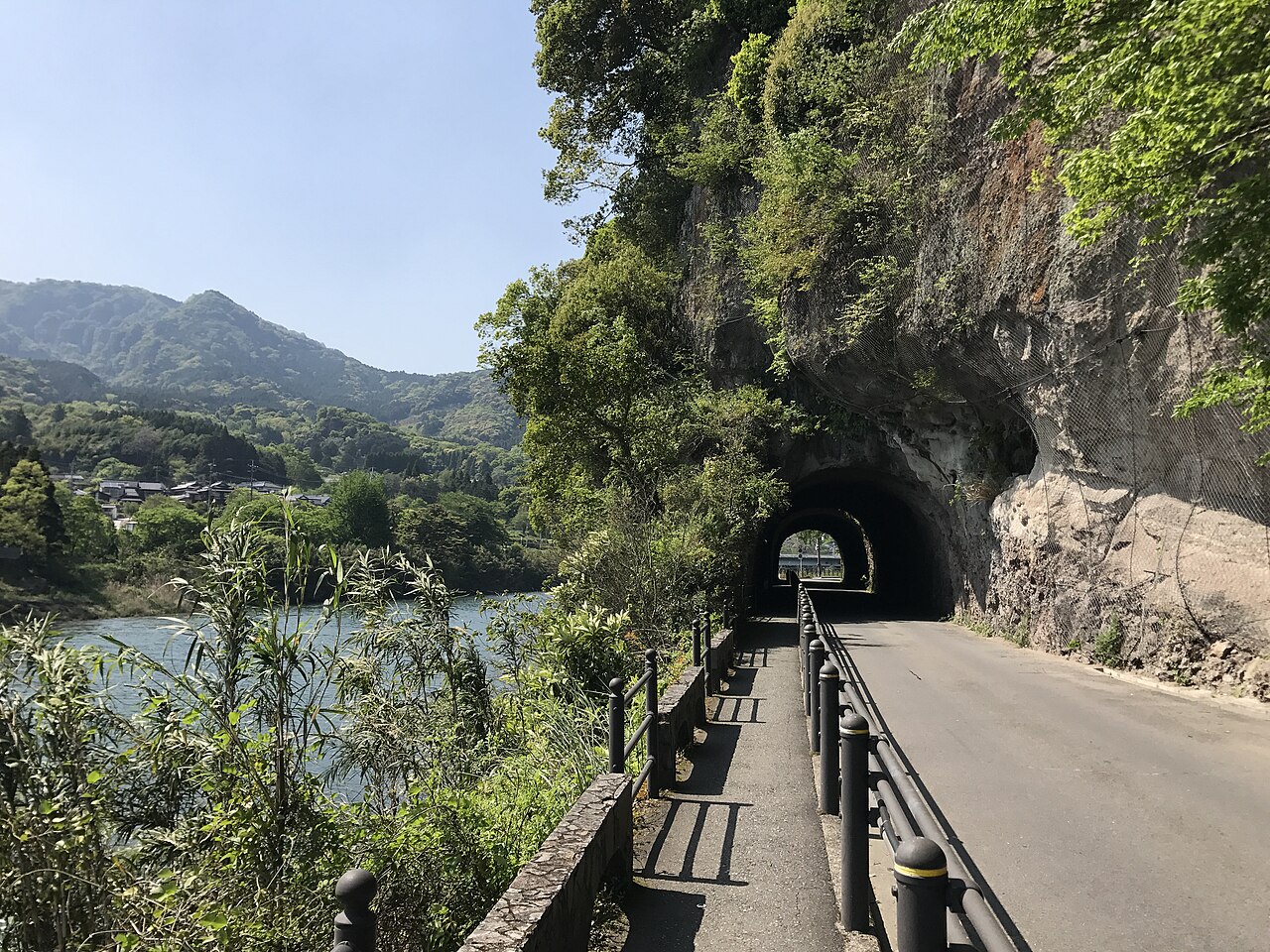 山国川と青の洞門の岩壁、川沿いの道。2017年4月撮影。