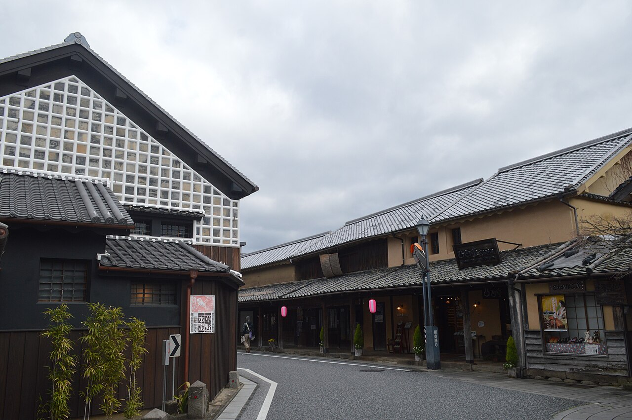 商家と蔵が並ぶ日田市豆田町の道。2024年3月撮影。
