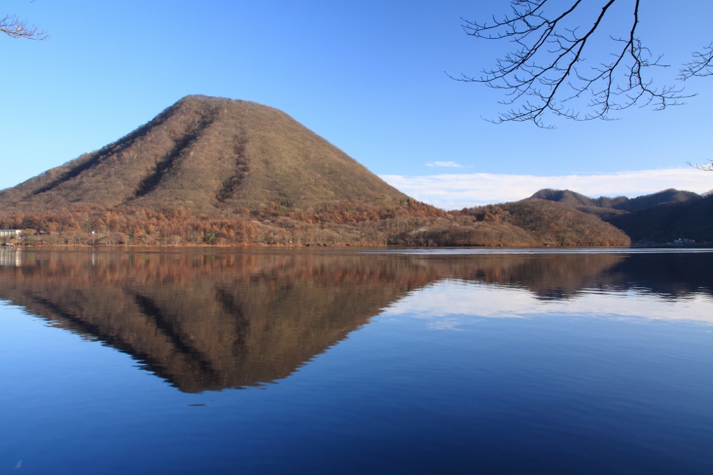 榛名湖の水面に映る榛名富士と、周囲の山々。