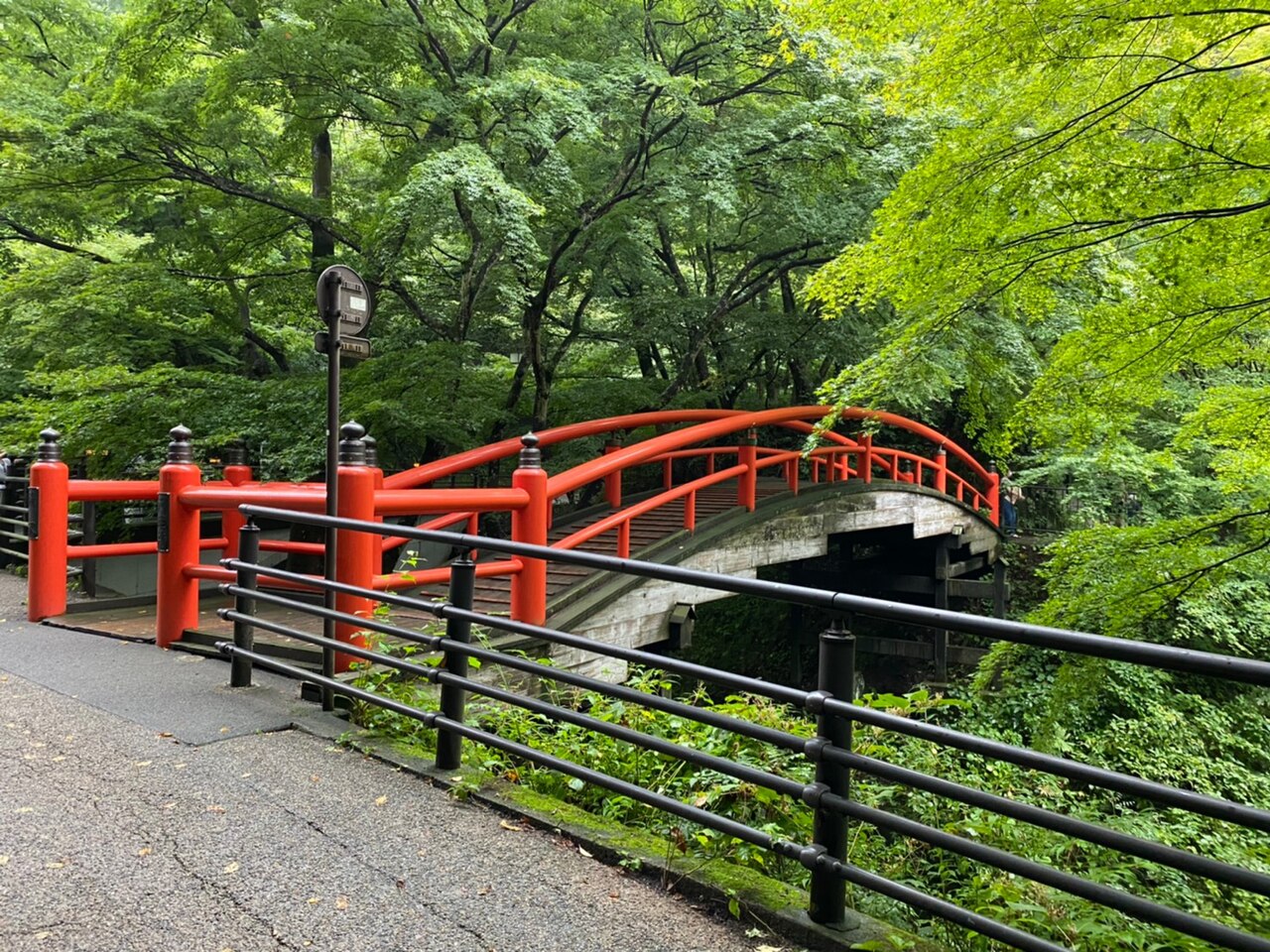 木々の間に架かる、伊香保温泉の朱塗りの河鹿橋。