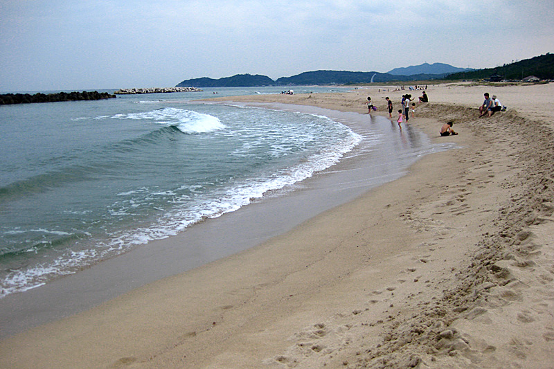 姉ヶ浜海水浴場の砂浜と日本海。2009年9月21日撮影。