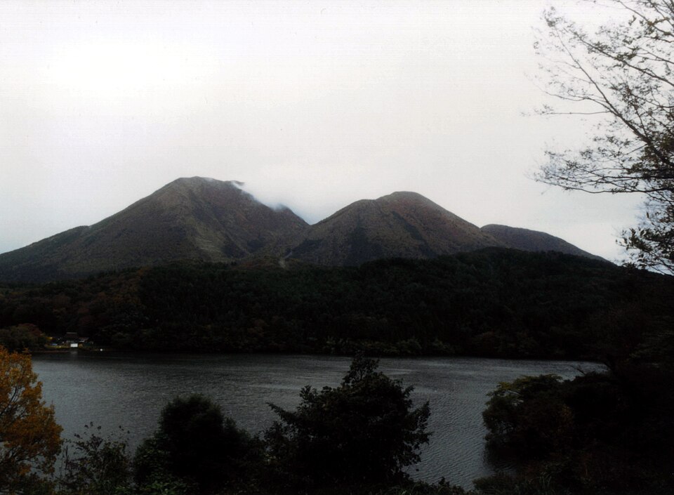 浮布の池越しに見た三瓶山。1990年11月撮影。