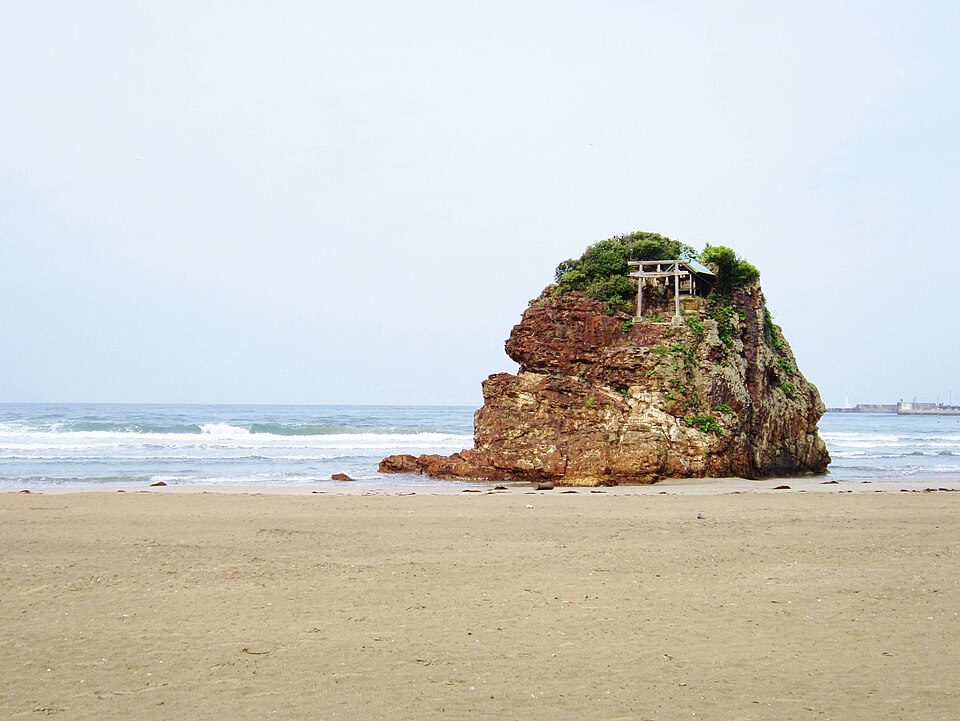 稲佐の浜の砂浜と弁天島。2013年4月30日撮影。