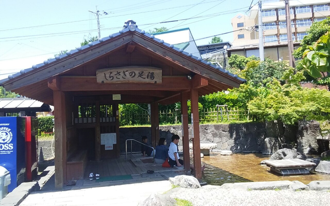 立願寺公園のしらさぎの足湯。木の屋根と足湯の看板、2023年5月。