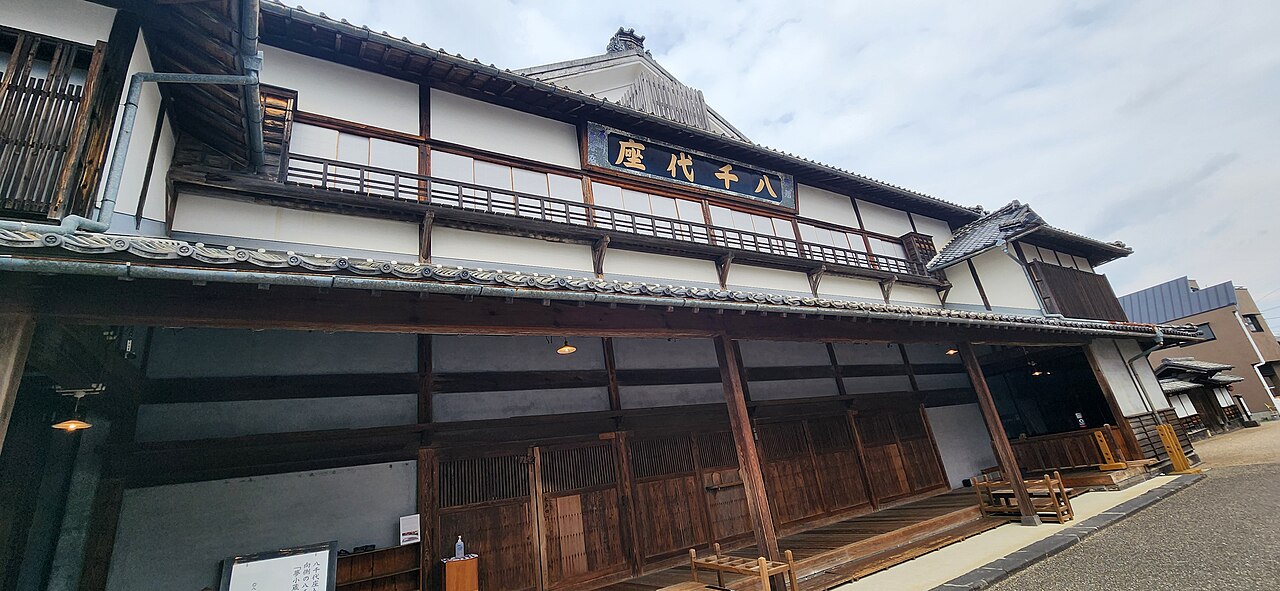 八千代座の木造外観と看板。2025年3月の写真。