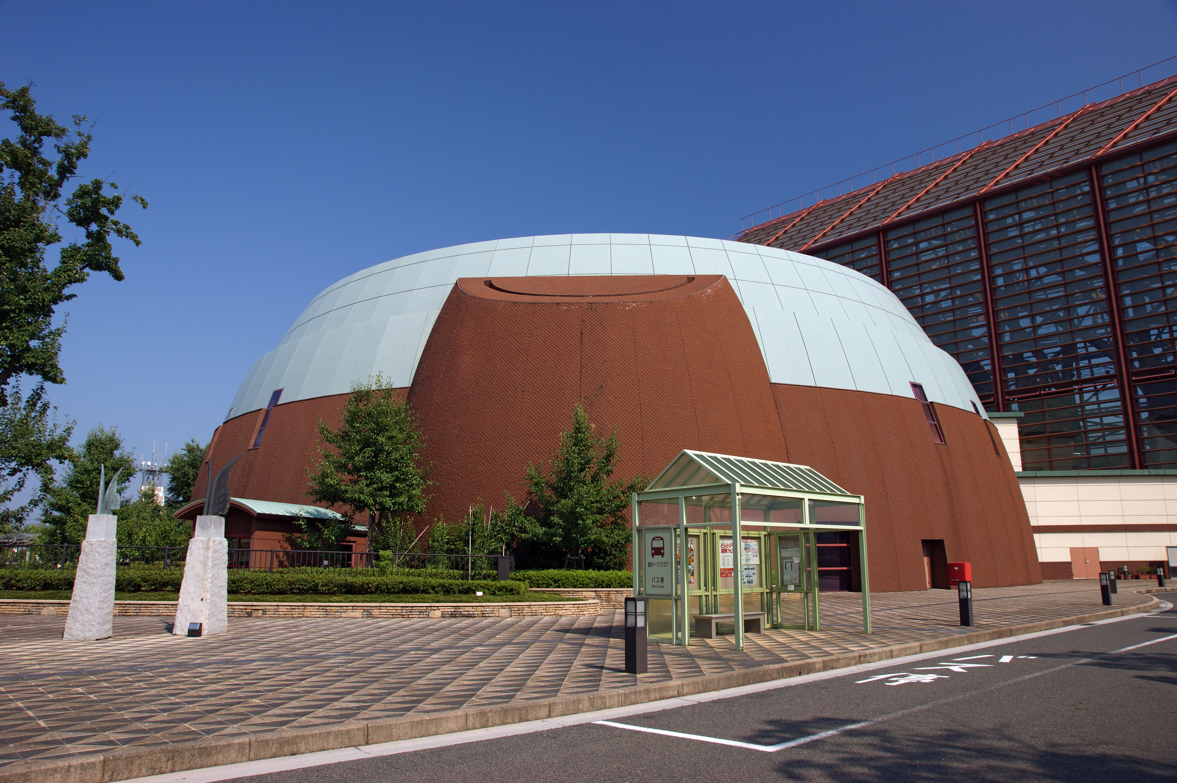 なしっこ館の丸い屋根と煉瓦色の外壁。2008年7月撮影。