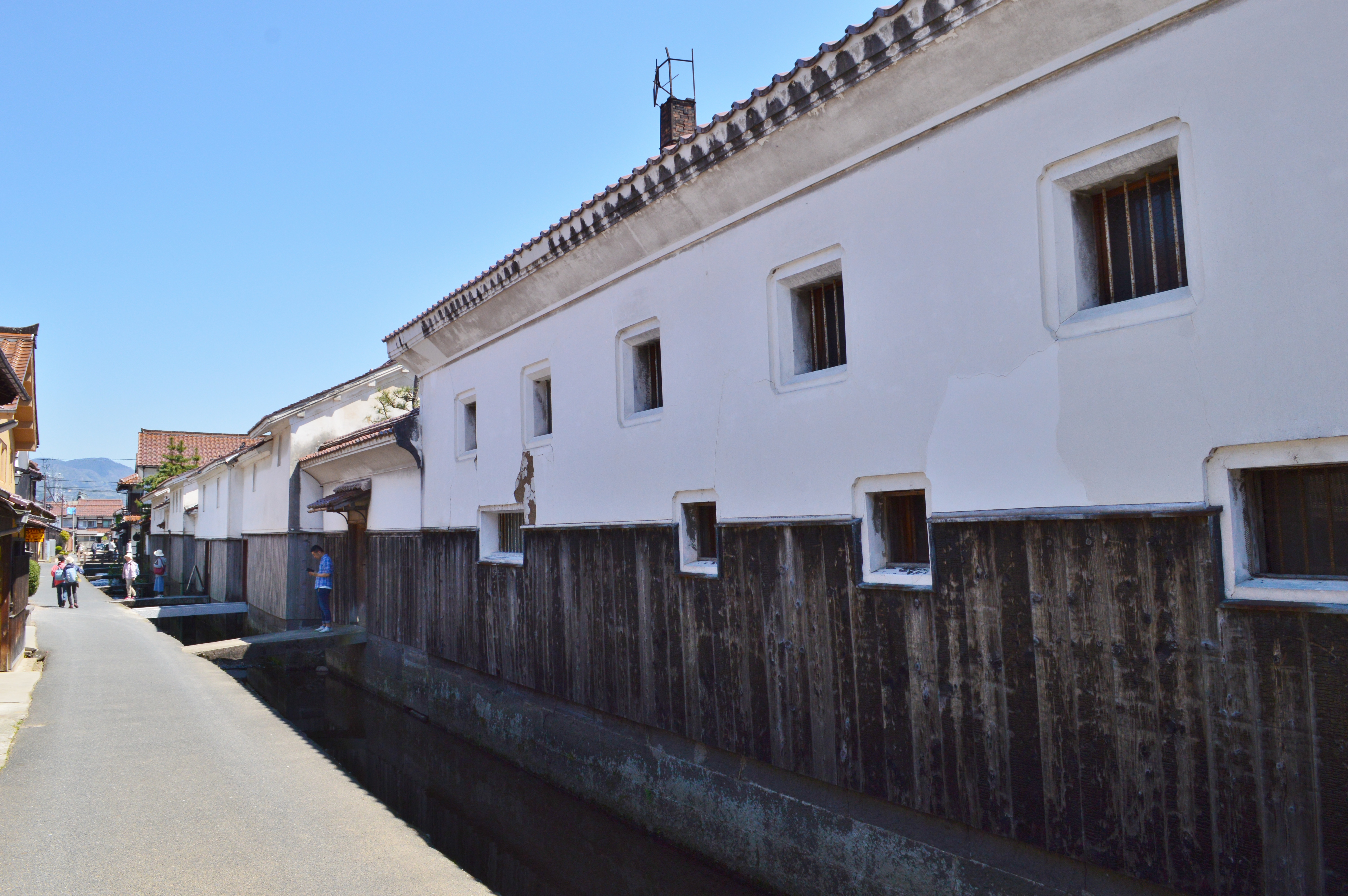白壁と黒い腰板の土蔵、玉川の石橋が並ぶ倉吉の町。2017年4月撮影。