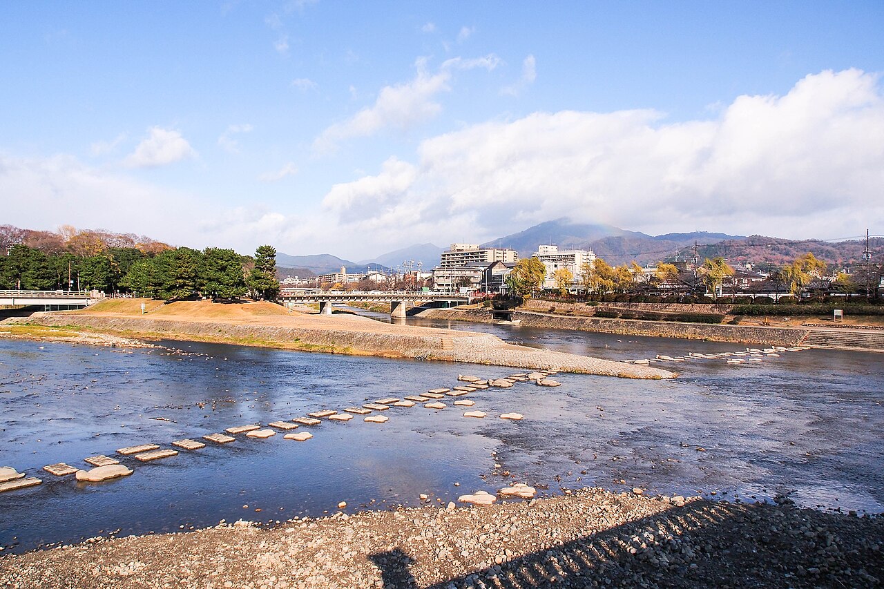 鴨川デルタの合流部と飛び石、遠くの山並み。2013年12月撮影。