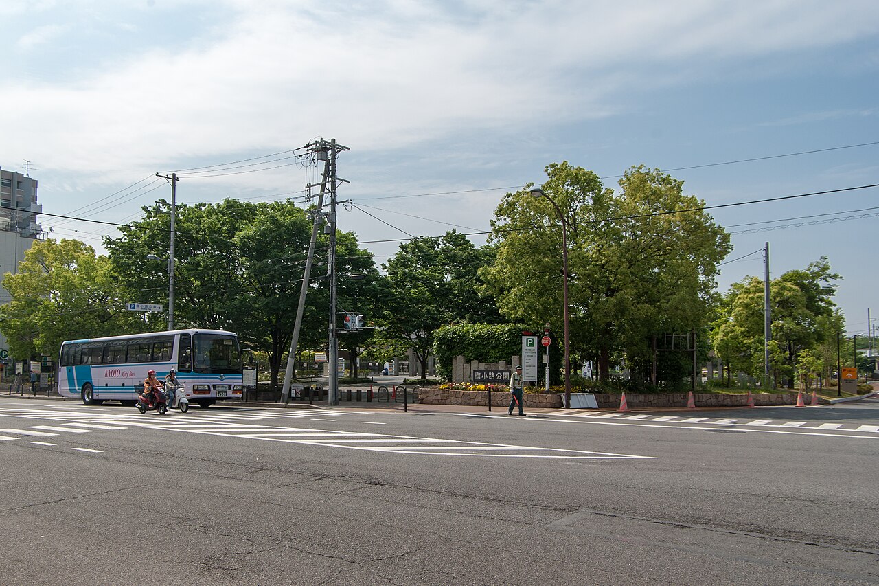 道路越しに見た梅小路公園の七条側入口と木々。5月に撮られた以前の景観。