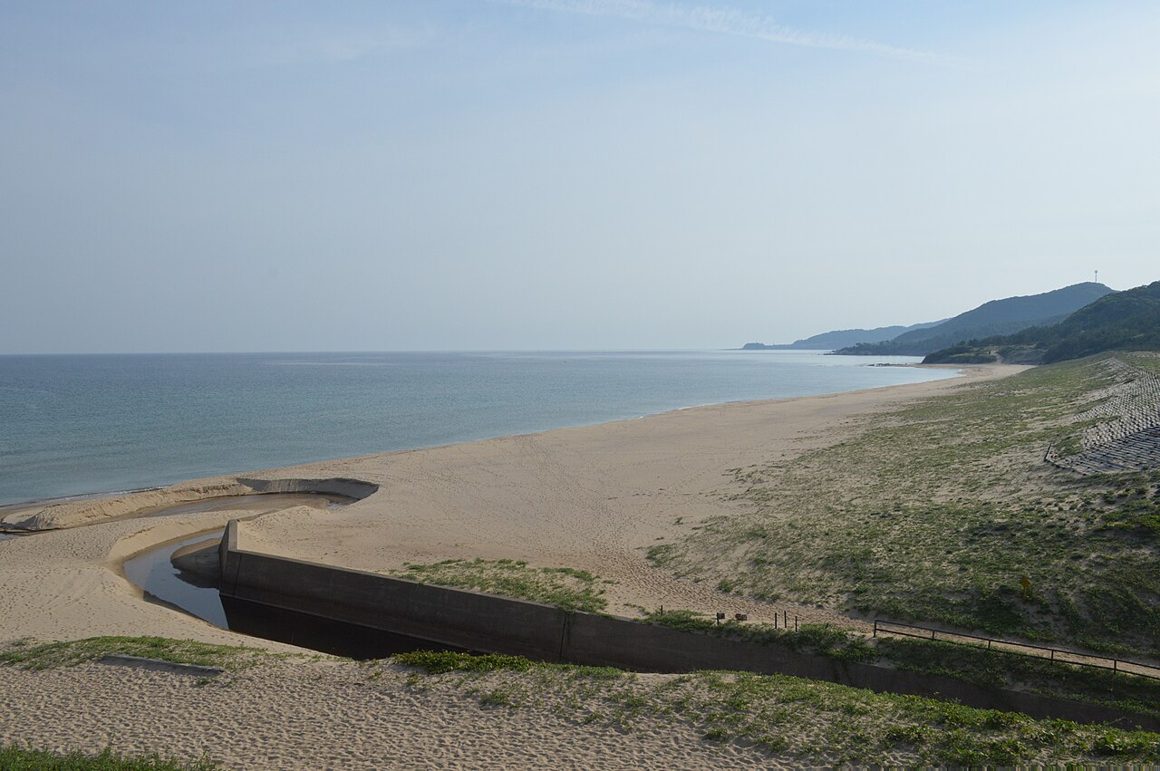 琴引浜の砂浜と海、手前の水路と護岸。2019年5月撮影。