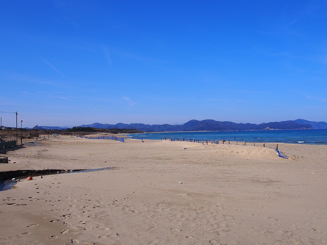 浜詰から西へ続く夕日ヶ浦の砂浜。2017年3月撮影。