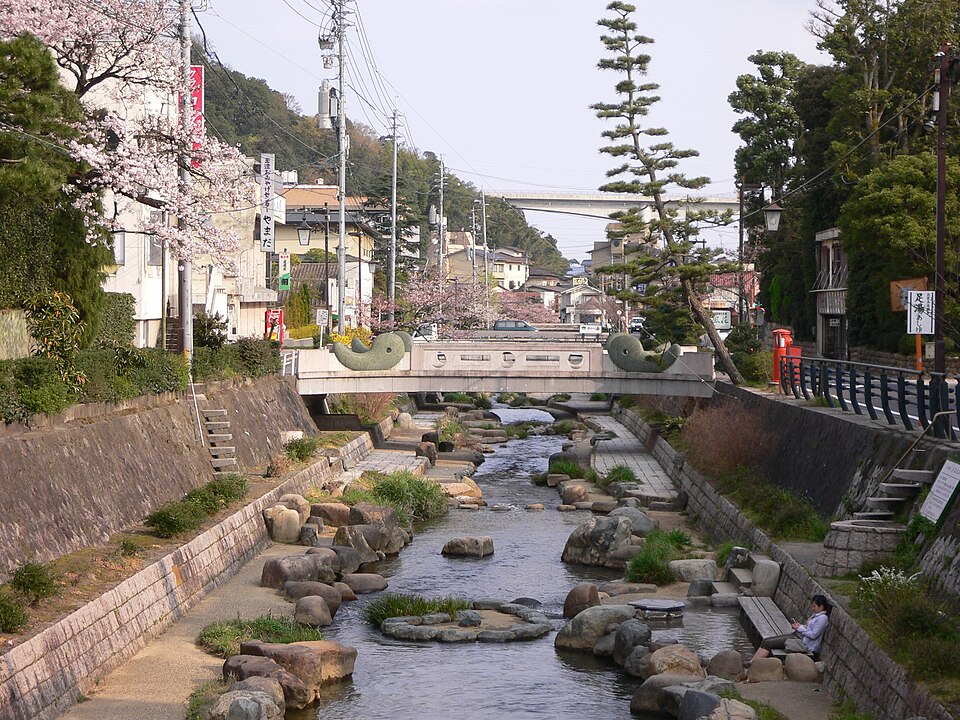 玉湯川の勾玉橋と川沿いの桜。2005年4月7日撮影。