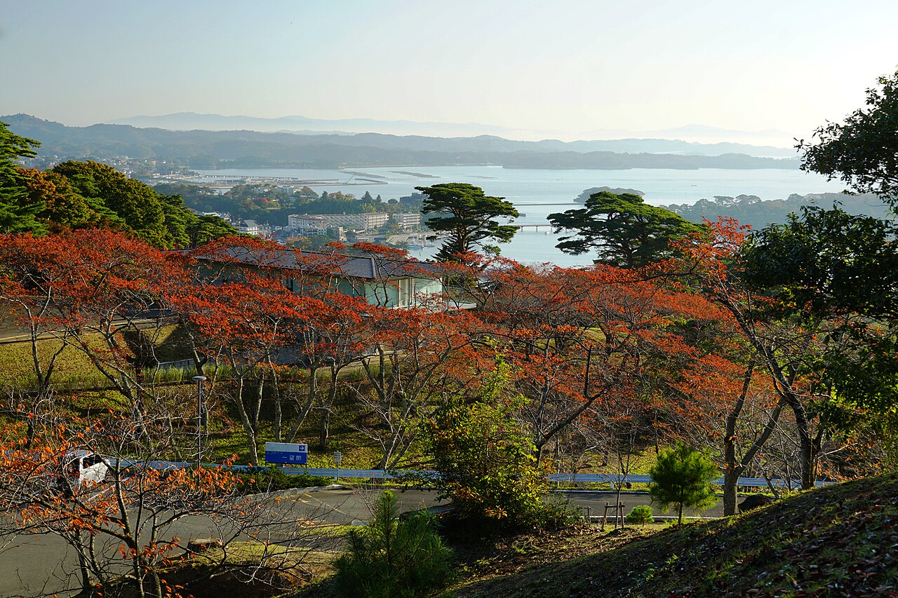 西行戻しの松公園の木々と松島湾