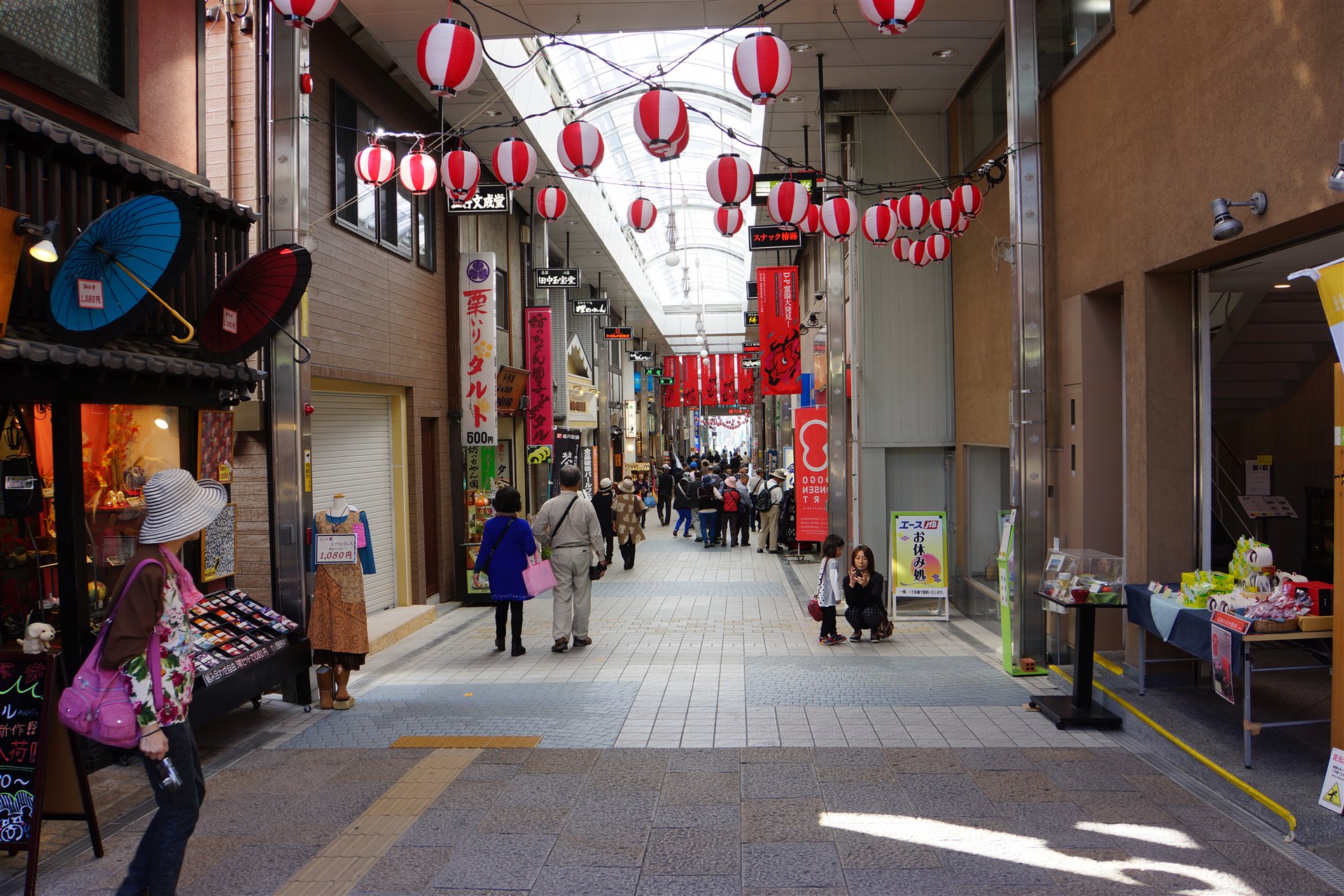 道後商店街のアーケード。2014年10月撮影の街並み資料。