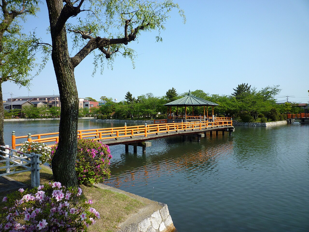 九華公園のお堀を渡る橋と東屋、手前のつつじ。2010年5月撮影