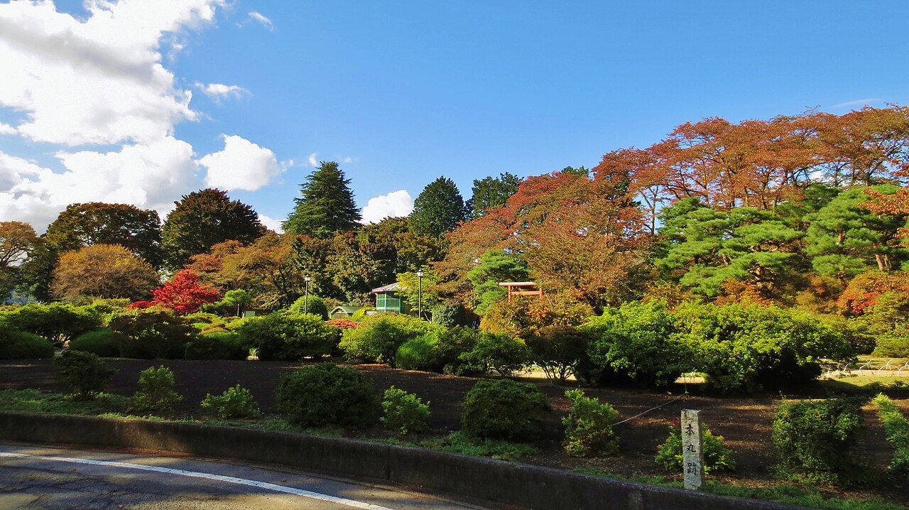 秋色の木々に囲まれた沼田公園の本丸跡。