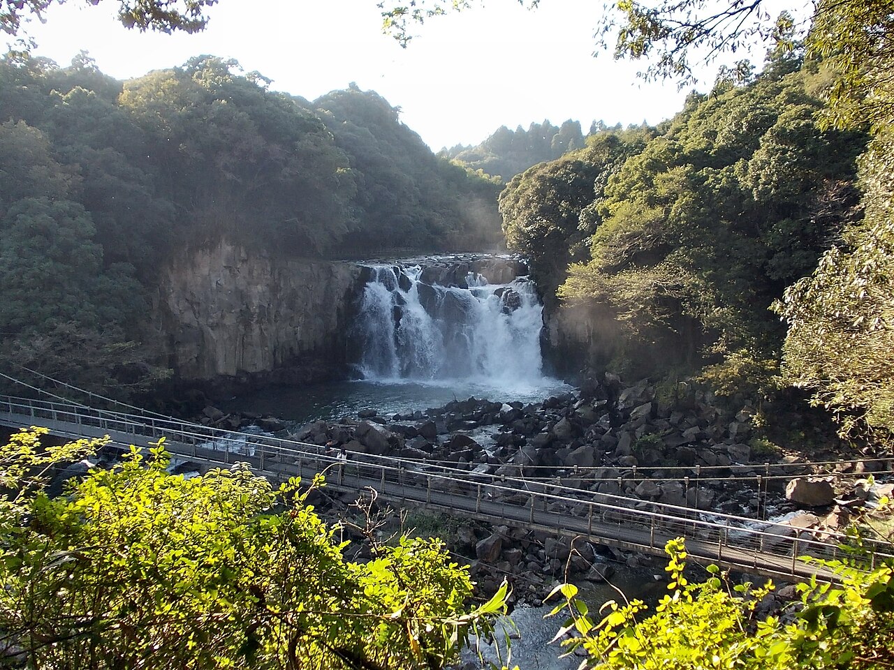 関之尾滝の大滝と手前の吊橋。2012年10月撮影。