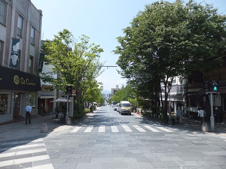 中央通りの両側に街路樹や店舗が並ぶ長野市の表参道。