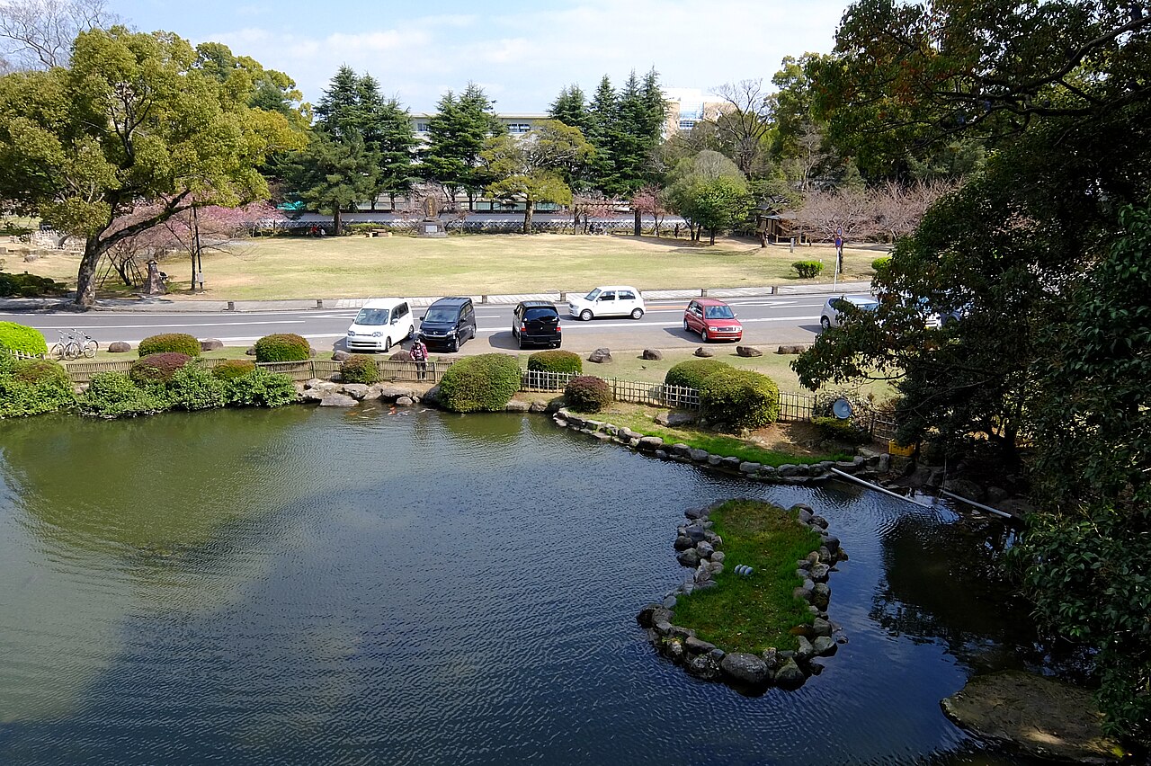 諫早公園の池と道路の向こうの広場。2014年3月の写真。
