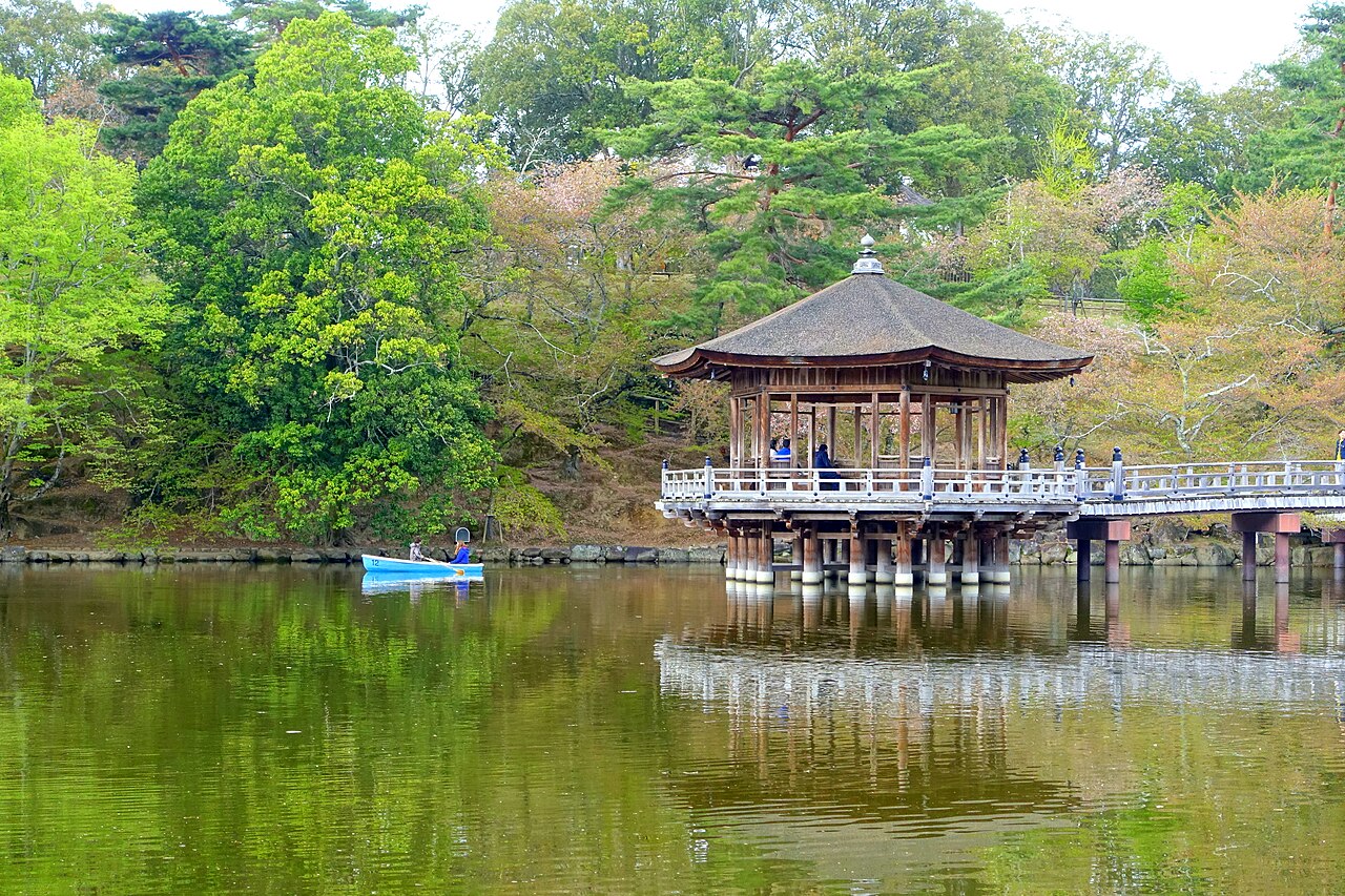 鷺池に建つ奈良公園の浮見堂。2018年4月撮影。