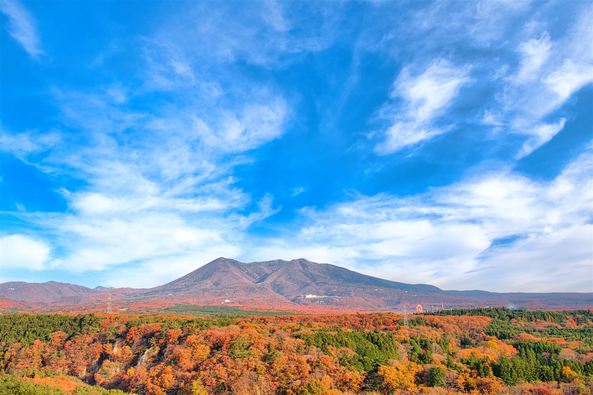 紅葉の那須高原から望む山々