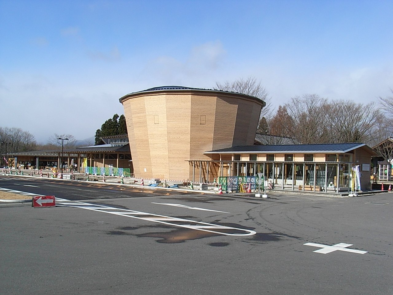 友愛の森の観光案内所(2006年12月撮影)。現在のマルシェの建物とは異なります。