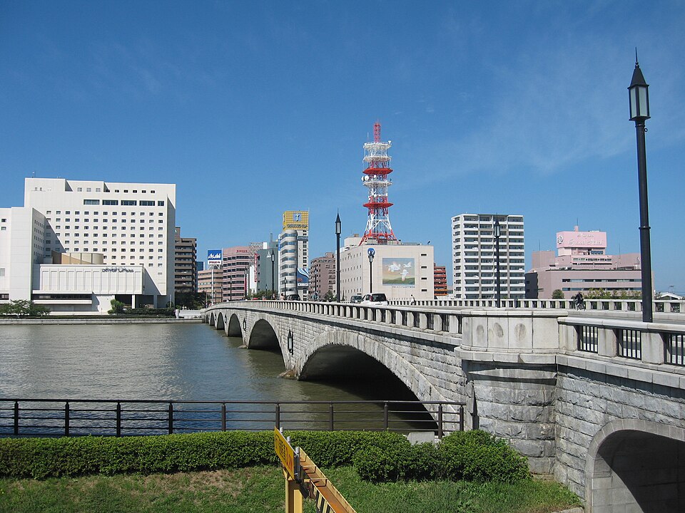 信濃川に架かる萬代橋の連続したアーチと、新潟の街並み。