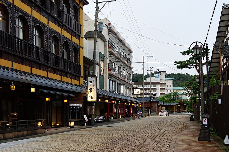 舗装された月岡温泉街の道に、旅館や店が並ぶ。