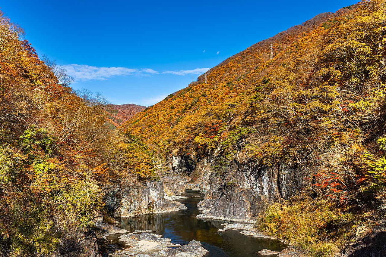 秋の龍王峡。虹見橋から見える岩壁と渓流。