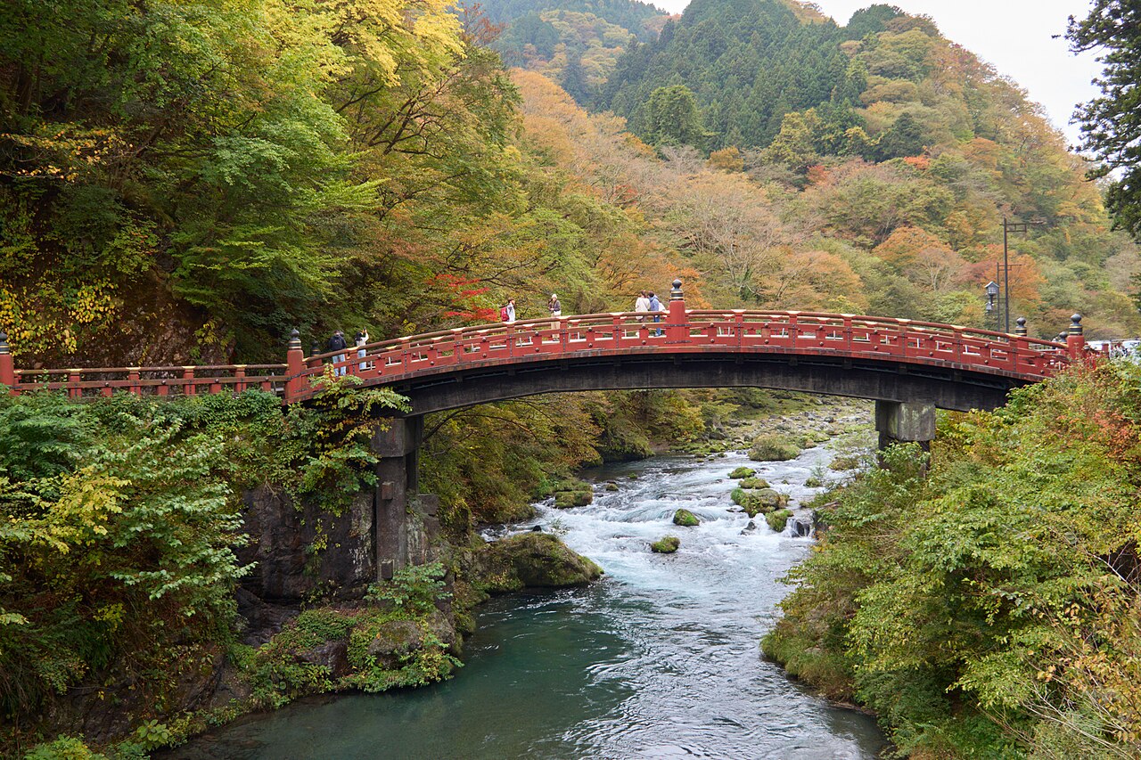 紅葉した木々と大谷川に架かる日光の神橋。