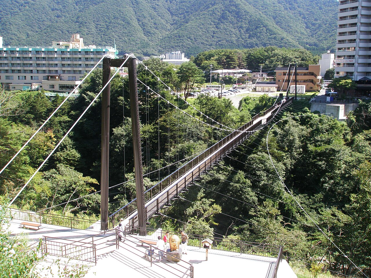 鬼怒川温泉の渓谷に架かる鬼怒楯岩大吊橋。