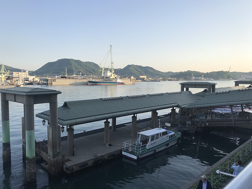 尾道港ターミナルから見た駅前桟橋と尾道水道。2018年4月28日撮影。