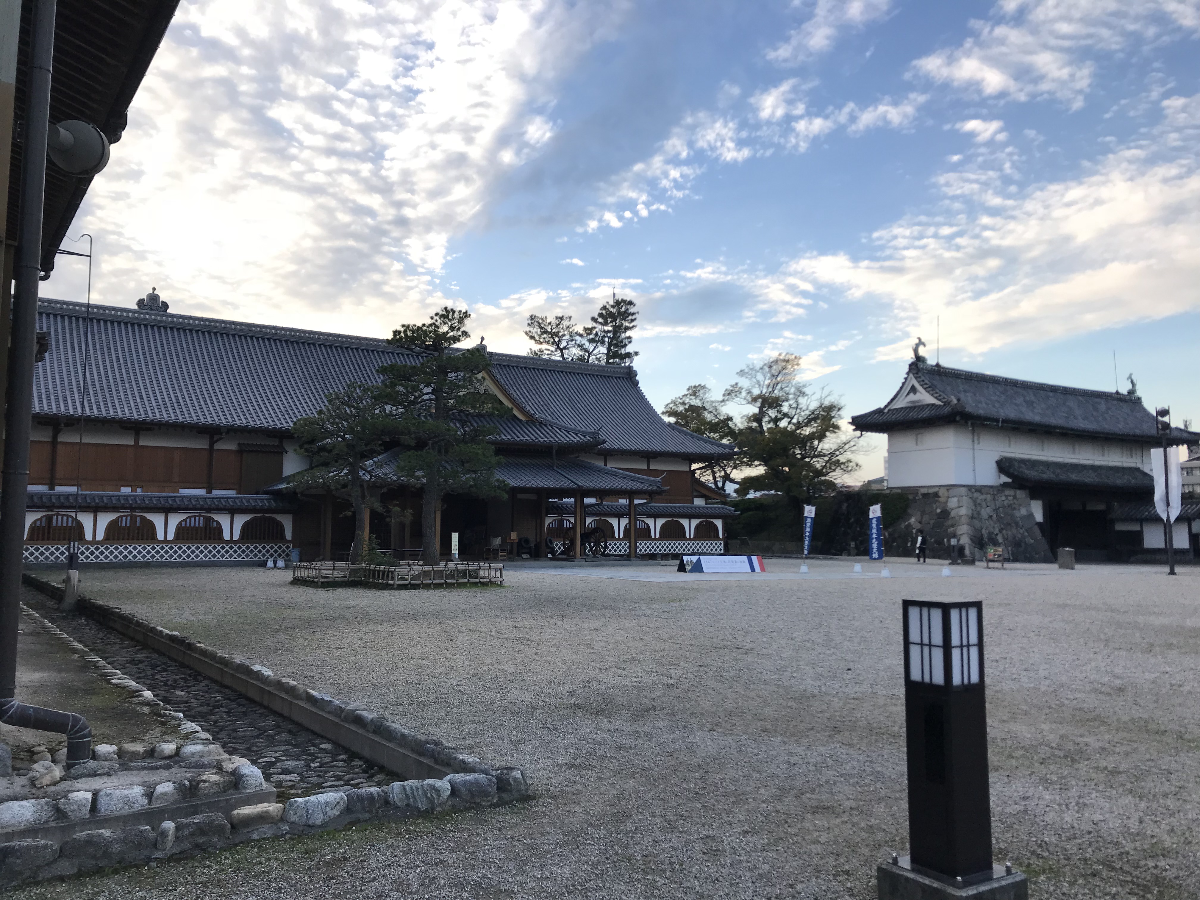 佐賀城本丸歴史館と鯱の門。2017年11月の写真。