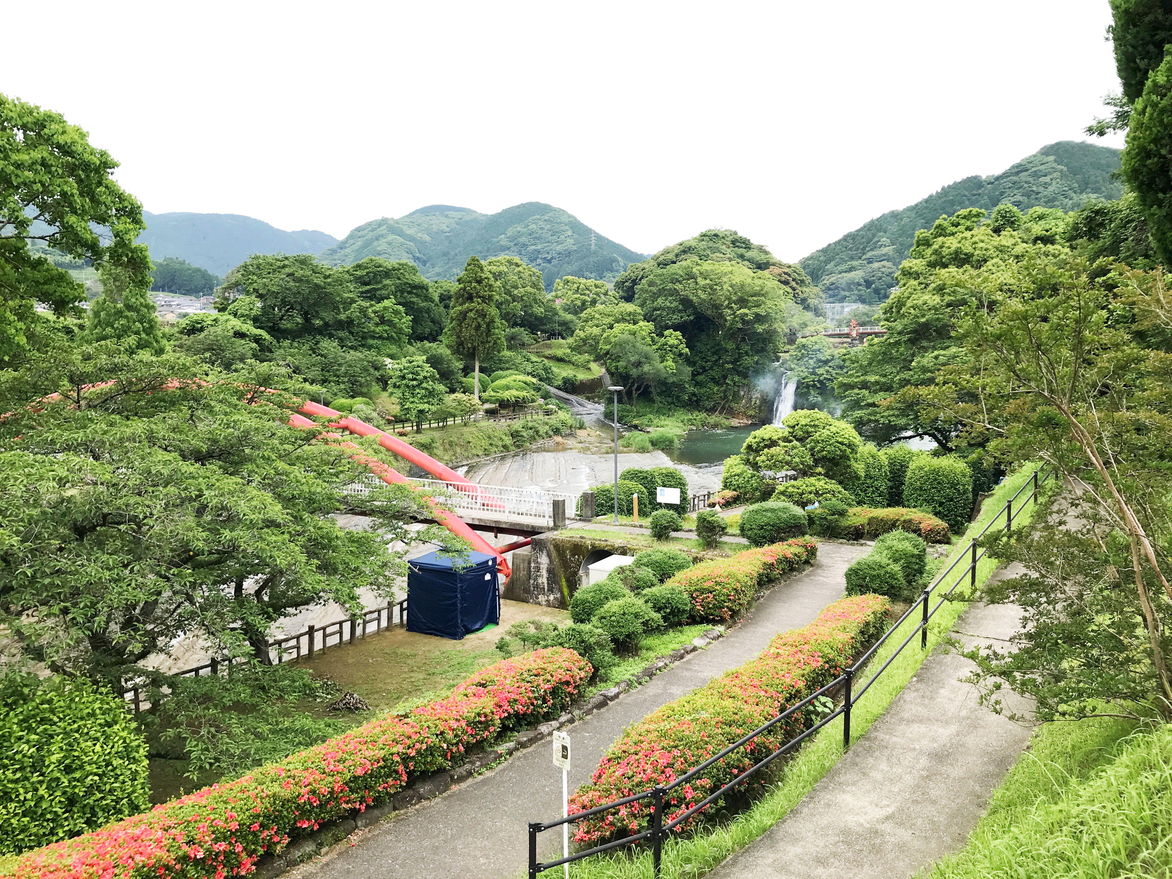 緑に囲まれた轟の滝公園と遊歩道。2023年6月の写真。