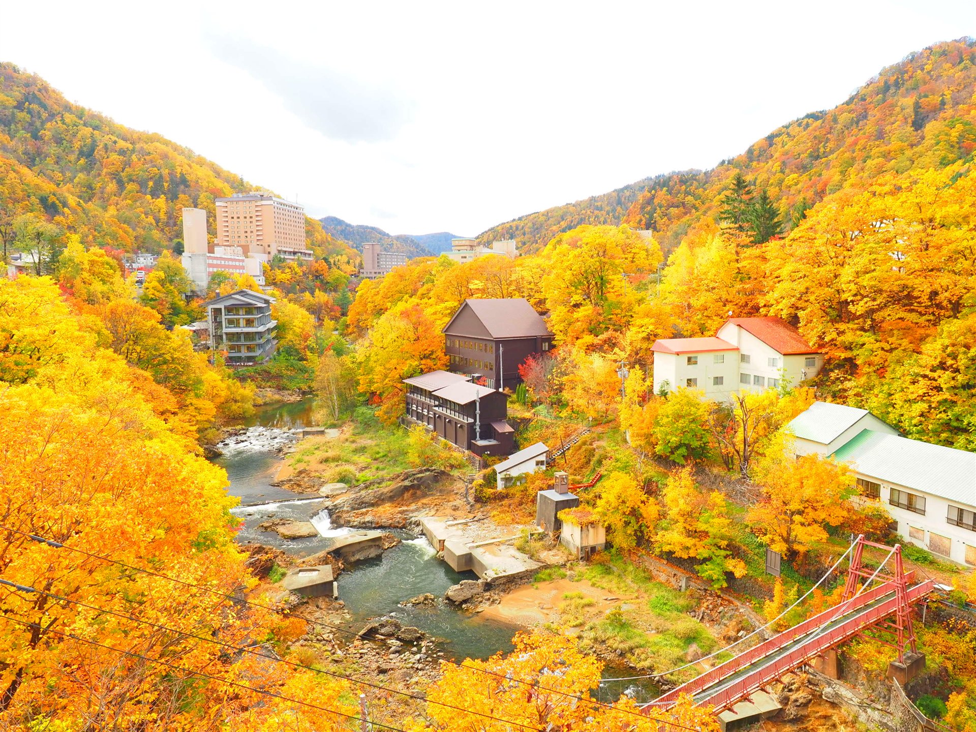 定山渓温泉街と豊平川の秋景色。定山源泉公園そのものを写した写真ではありません。