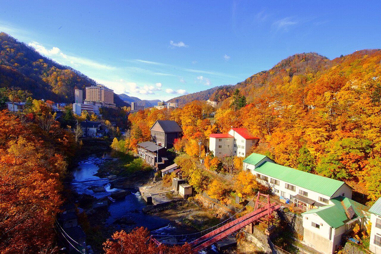 定山渓大橋から望む川と温泉街。2015年10月の記録写真で、源泉公園内ではありません。
