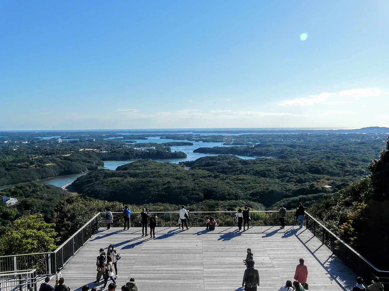 横山展望台の木製デッキから見渡す英虞湾の島々と入り江