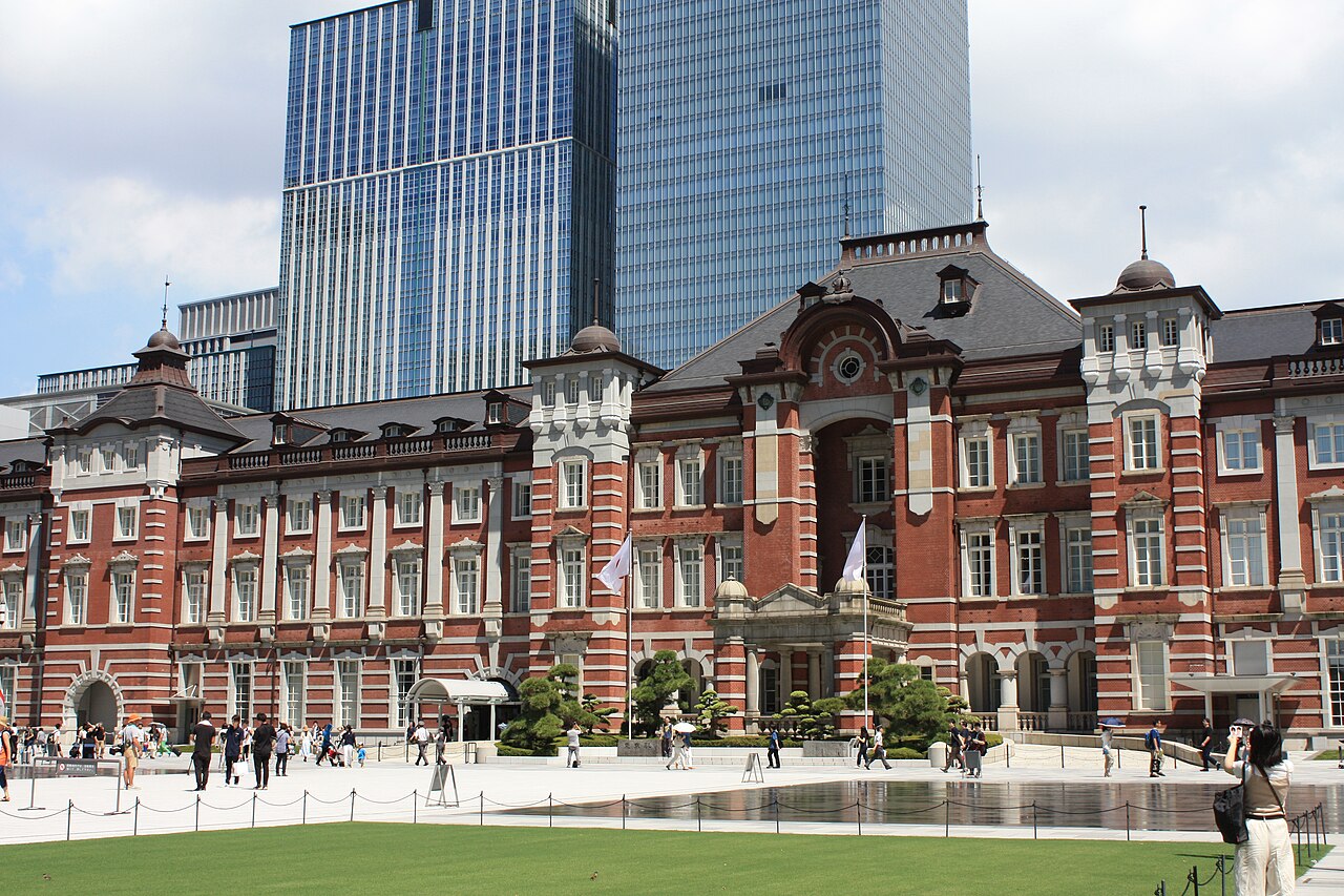 東京駅丸の内駅舎の赤レンガの外壁と駅前広場。