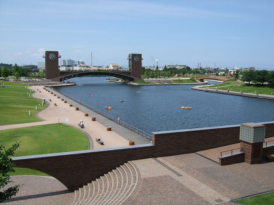 運河を囲む芝生と遊歩道、二つの塔を持つ天門橋。