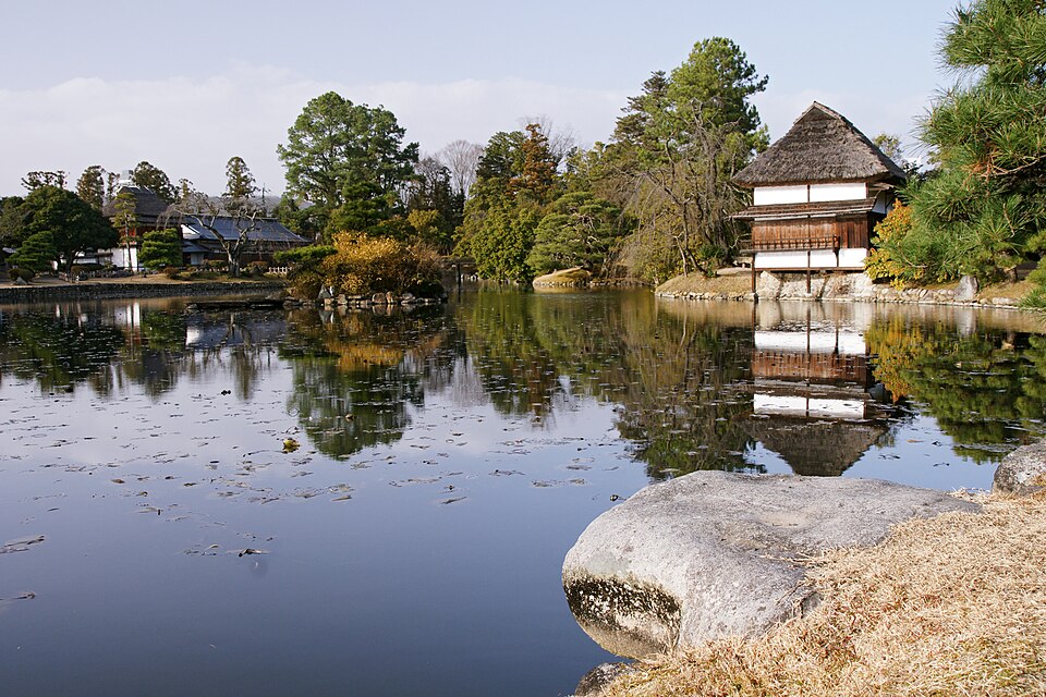 衆楽園の池と建物、木々の眺め。2009年12月26日撮影。